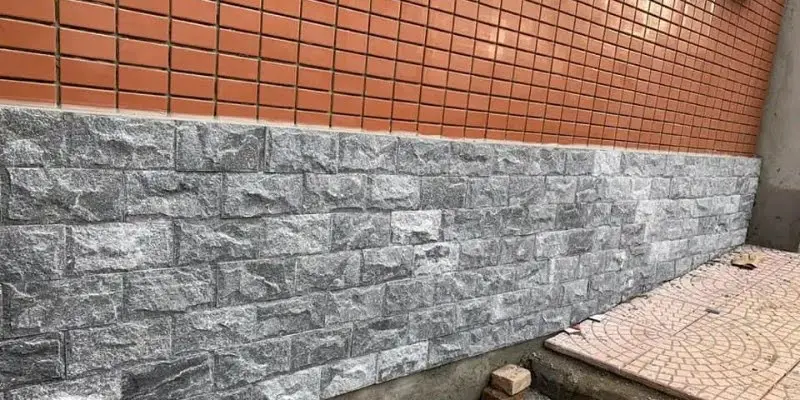 loi-ich-gach-op-chan-tuong-ngoai-troi-chong-tham-cho-san-vuon