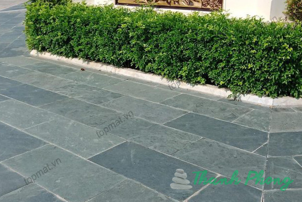 Công trình lát vỉa hè bằng đá xanh rêu giá rẻ, chịu lực tốt.